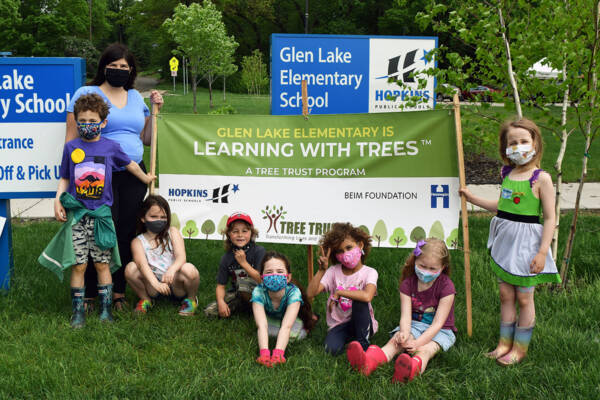 kids-planting-trees
