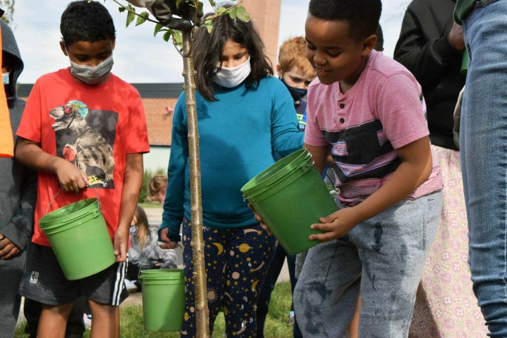 kids-planting-trees